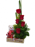CESTA URSO COM ROSAS E BOMBONS